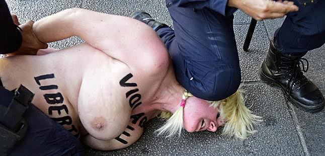 Topless de una activista de FEMEN contra la «Ley mordaza», ante Jorge Fernández Díaz