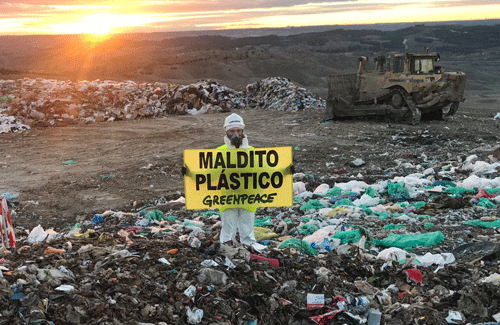 Activistas de Greenpeace se manifiestan en  Valdemingómez en contra de los plásticos