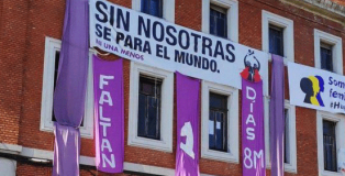 Fachada del centro okupado la Ingobernable, con el Manifiesto del Feminismo.