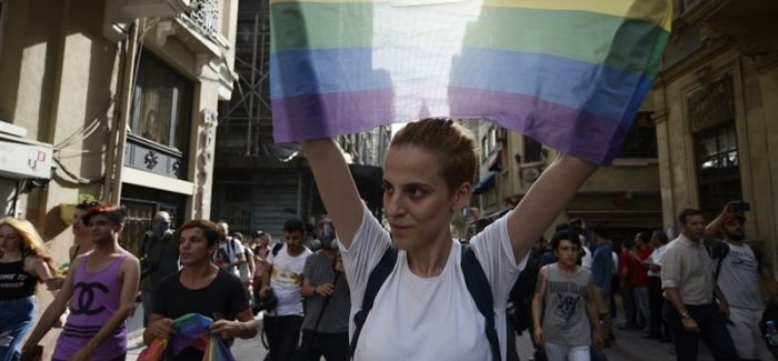 Las terapias para ‘curar’ la homosexualidad se pueden denunciar gracias a la Ley LGTBI de la Comunidad de Madrid