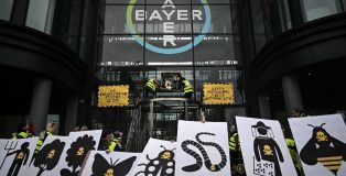 Protesta de activistas de Attac, en las oficinas de Bayer en Berlín, el 14 de marzo de 2019.