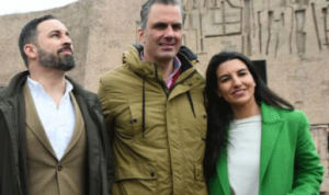 El presidente de VOX, Santiago Abascal, junto al secretario general de Vox y candidato al Ayuntamiento de Madrid, Javier Ortega Smith y la candidata a la comunidad de Madrid, Rocio Monasterio.