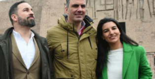 El presidente de VOX, Santiago Abascal, junto al secretario general de Vox y candidato al Ayuntamiento de Madrid, Javier Ortega Smith y la candidata a la comunidad de Madrid, Rocio Monasterio.