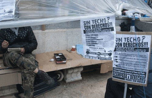 Personas acampadas en el Paseo del Prado exigen el derecho a una vivienda digna