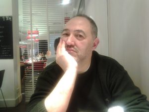 Diego Prado, autor de Libros dedicados. Crónicas apresuradas sobre escritores y literatura, es escritor y crítico literario de revistas como Lateral, La bolsa de pipas y Librújula.