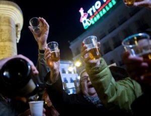 Los manifestantes celebran la exhumación de Franco en la Puerta del Sol.