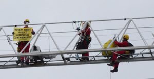 Greenpeace despliega una pancarta en la Plaza de Neptuno de Madrid para exigir que no se destine dinero público a empresas contaminantes.