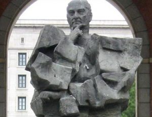 El pleno del Ayuntamiento de Madrid del pasado 28 de octubre aprobó con los votos de PP, Ciudadanos y Vox una resolución destinada a eliminar del callejero de la capital los nombres de los dirigentes históricos socialistas Francisco Largo Caballero e Indalecio Prieto.