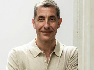 Entrevista a Ernesto Calabuig, que acaba de publicar un nuevo libro de cuentos, La playa y el tiempo. (©Fotografía de Bárbara Sánchez Palomero)