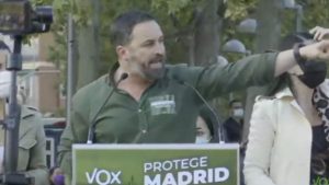 Los vallecanos provocaron a VOX. «El partido tiene derecho a hacer campaña donde estime oportuno sin sufrir acoso ». Así empieza su editorial del 9 de abril, el periódico El País hoy. En otro titular dice «La reyerta contra VOX ensucia la campaña”.