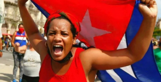 El tuit de Bachelet con la falsa imagen de una cubana y las redes sociales como campo de batalla.