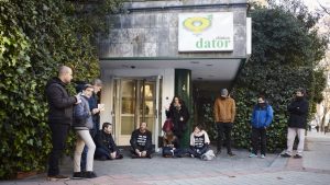 Grupo de personas de colectivos ultracatólicos impiden el paso a las mujeres que va a abortar a la clínica Dator de Madrid.