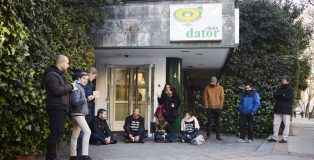 Grupo de personas de colectivos ultracatólicos impiden el paso a las mujeres que va a abortar a la clínica Dator de Madrid.
