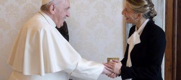El extraño caso de Yolanda Díaz, el papa y la dignidad democrática.