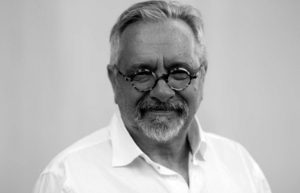 Constantino Bértolo autor de ¿Quiénes somos? 55 libros de la literatura española del siglo XX , es licenciado en Filología Hispánica por la Universidad Complutense de Madrid, durante años ejerció como crítico literario en diversos medios. Ha sido director de la editorial Debate y del sello Caballo de Troya. En Periférica también ha publicado La cena de los notables. (Fotografía: ©Ana Pornoy).