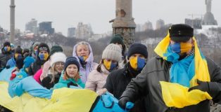 Ucranianos forman una cadena simbólica para celebrar el aniversario de la unificación del país. (EFE/EPA/Dolzhenko).