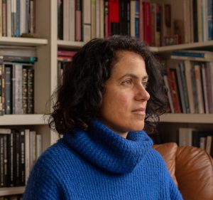 Katya Adaui explora en los cuentos de Geografía de la oscuridad la difícil relación familiar entre padres e hijos.