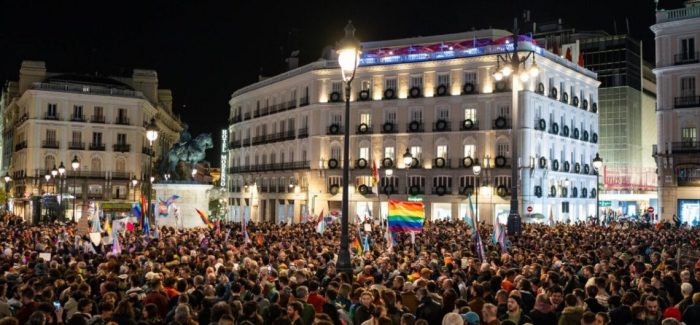 Miles de madrileños se oponen a los recortes de Ayuso a los derechos trans y LGBTI