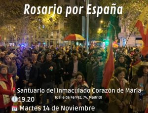 Grupos ultracatólicos rezan el Rosario en la calle Ferraz, frente a la sede del PSOE, para salvar a España .