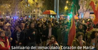 Grupos ultracatólicos rezan el Rosario en la calle Ferraz, frente a la sede del PSOE, para salvar a España .