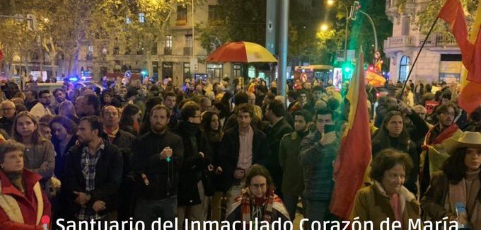 Grupos ultracatólicos rezan el Rosario en Ferraz, frente a la sede del PSOE, para salvar a España