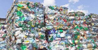 El fraude del reciclaje del plástico, un informe del Center for Climate Integrity .