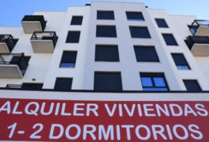 Con los salarios actuales en España no es posible comprar ni alquilar una vivienda, según UGT.